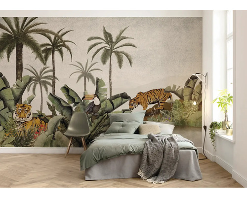 Chambre avec papier peint jungle représentant des palmiers, des tigres et un toucan