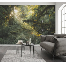 Wohnraum mit Fototapete Dschungelmotiv, Sofa und Beistelltischen