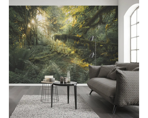 Espace de vie avec papier peint photo motif jungle, canapé et tables d''appoint