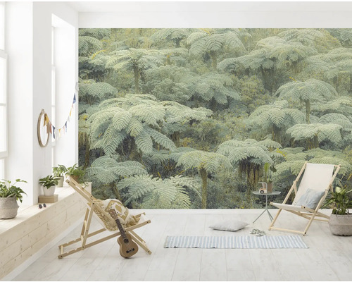Pièce à vivre avec papier peint photo motif fougère arborescente, deux chaises longues et décoration