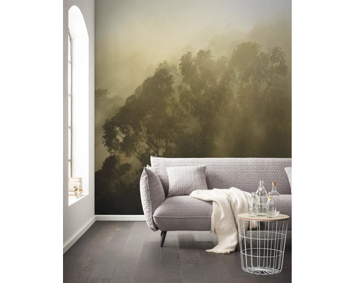 Salon avec papier peint forêt, canapé et table d''appoint