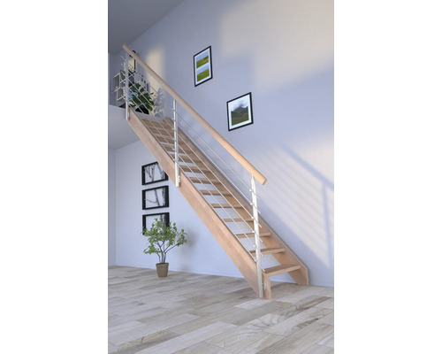 Holztreppe mit Metallgeländer im Wohnraum