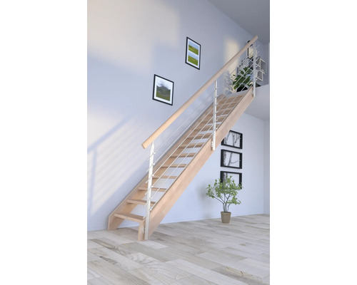 Holztreppe mit Metallgeländer in einem hellen Raum