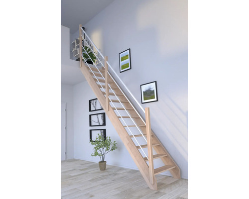 Holztreppe mit Metallgeländer in einem hellen Raum