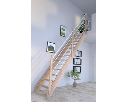 Holztreppe mit weißem Geländer in einem hellen Raum