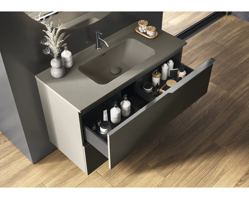 Waschtischunterschrank mit Auszug und Waschtisch im Badezimmer