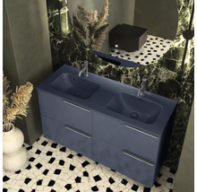 Badezimmer mit blauem Waschtischunterschrank, zwei Waschbecken und Marmorwand