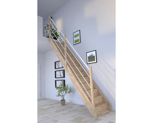 Holztreppe mit weißem Geländer in einem hellen Raum