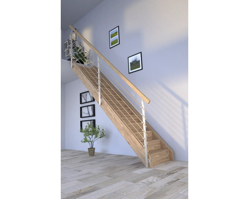 Holztreppe mit Edelstahlgeländer im Innenraum