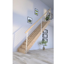 Holztreppe mit Edelstahlgeländer in einem hellen Raum