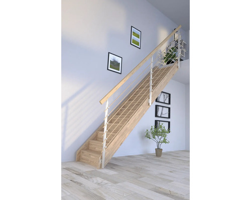 Holztreppe mit Edelstahlgeländer in einem hellen Raum