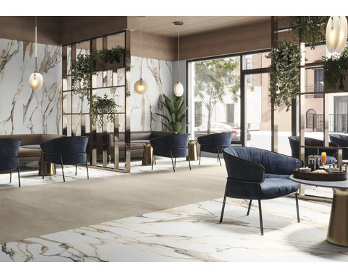 Design d''intérieur avec murs en marbre, fauteuils bleus et plantes décoratives