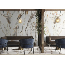 Idée d''aménagement avec carrelage mural aspect marbre, canapé et chaises