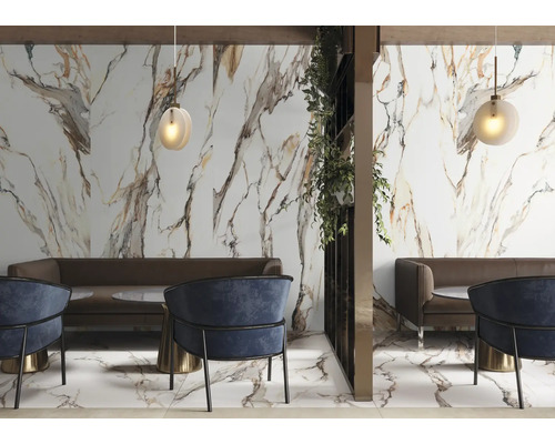 Idée d''aménagement avec carrelage mural aspect marbre, canapé et chaises