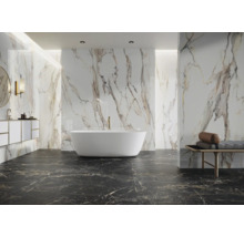 Salle de bains avec baignoire îlot, meuble-lavabo et carrelage en marbre