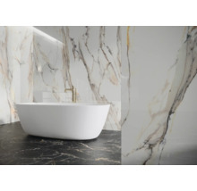 Salle de bains avec baignoire îlot, robinetterie et carrelage en marbre