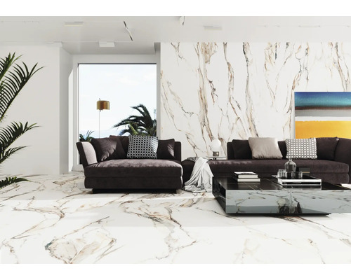 Salon avec sol en marbre, canapé et table basse