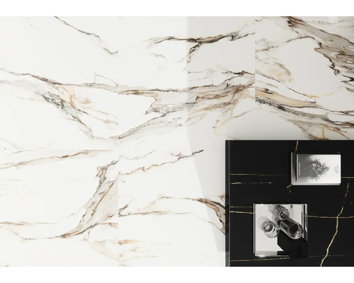 Carrelage mural imitation marbre et meuble-lavabo noir avec des accents dorés.