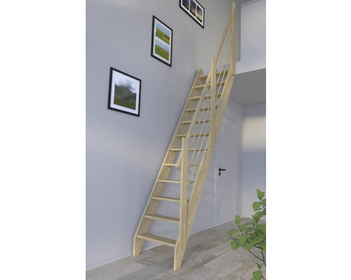 Gerade Treppe aus Holz mit Geländer im Innenraum