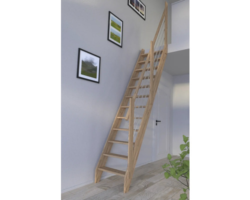 Holztreppe mit Geländer im Innenraum