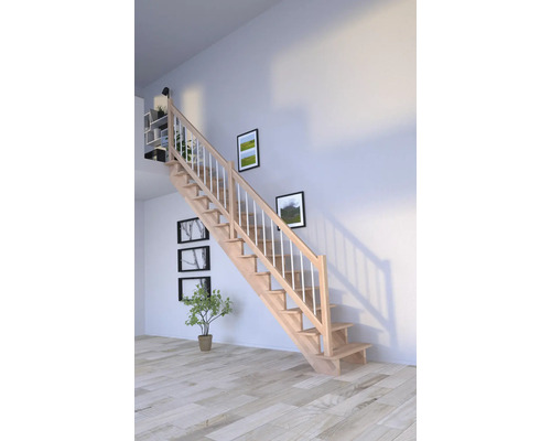 Holztreppe mit weißem Geländer in einem hellen Raum