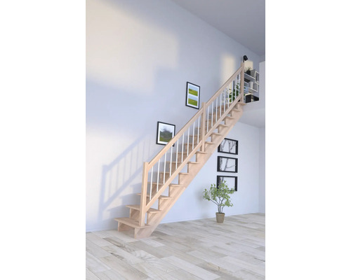 Holztreppe mit Geländer in einem hellen Raum.