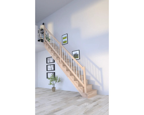 Holztreppe mit Geländer in einem hellen Raum.