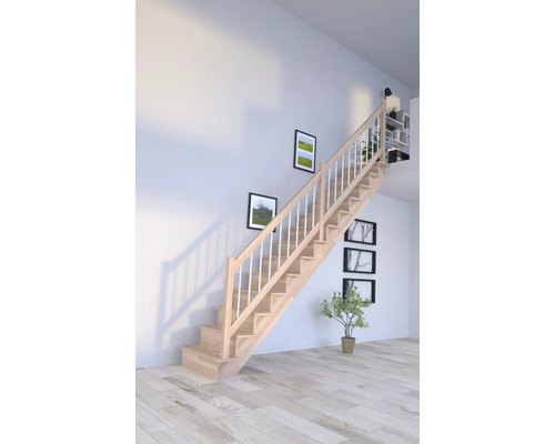 Helle Holztreppe mit Geländer in einem modern eingerichteten Raum