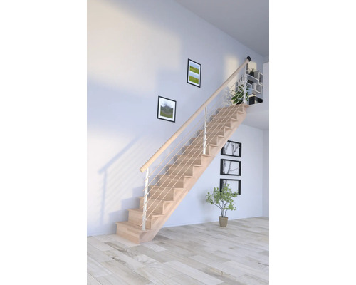 Treppe mit Holzstufen und Metallgeländer im hellen Raum.
