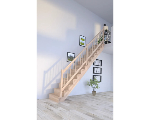 Holztreppe in einem hellen Raum mit Holzboden und Wanddekoration