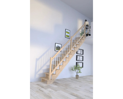Escalier en bois avec rampe blanche dans une pièce lumineuse
