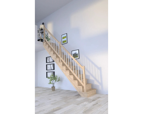 Holztreppe mit weißem Geländer in hellem Raum