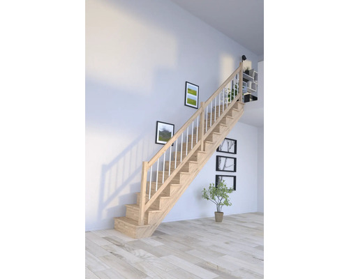 Holztreppe mit weißem Geländer in einem hellen Raum