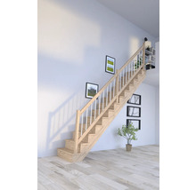 Holztreppe in hellem Raum mit Bildern an der Wand