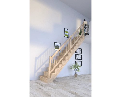Holztreppe in hellem Raum mit Dekoration