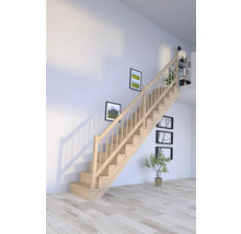 Helle Holztreppe im Innenraum mit Dekorationen