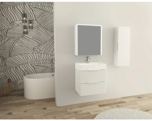 Badezimmer mit Waschtisch, beleuchtetem Spiegel, Hochschrank und Badewanne