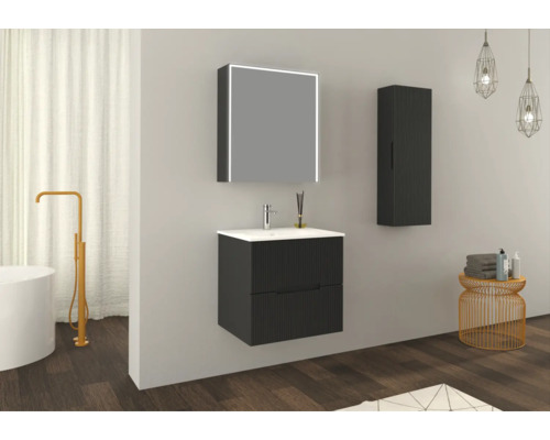 Badezimmer mit Waschbeckenunterschrank, Spiegelschrank und Hängeschrank