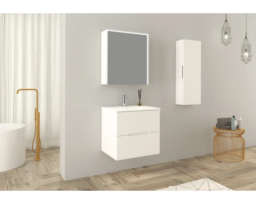 Badezimmer mit Waschbeckenunterschrank, Spiegelschrank und Hochschrank