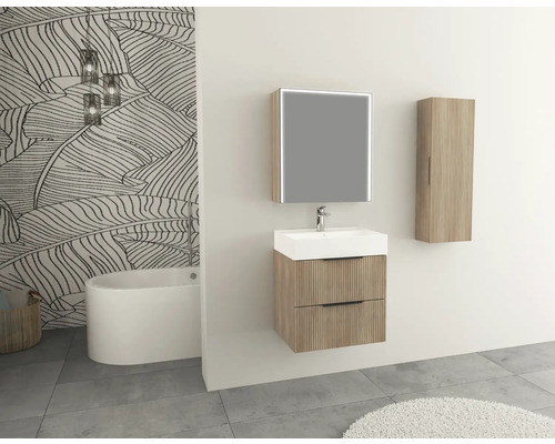 Salle de bains avec meuble-lavabo, miroir, armoire suspendue et baignoire devant un mur à motifs de feuilles