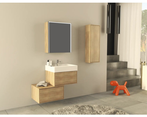 Salle de bains avec meuble-lavabo, armoire de toilette à miroir et armoire haute en décor bois clair