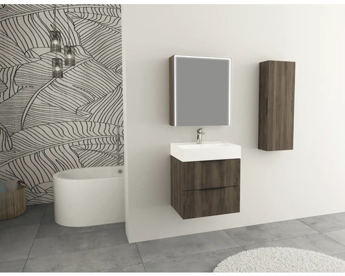 Salle de bain avec meuble-lavabo, miroir, armoire suspendue et baignoire