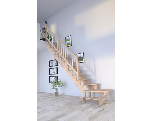 Helle Holztreppe mit Geländer in einem modern eingerichteten Raum.