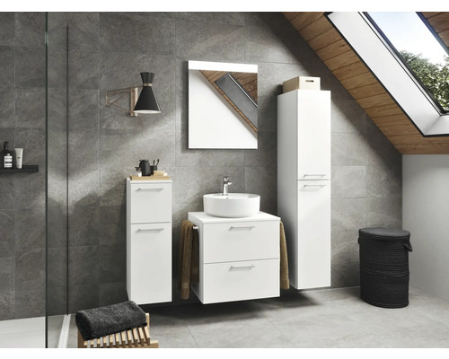 Salle de bain moderne avec meubles de salle de bain blancs, miroir, lavabo et étagères