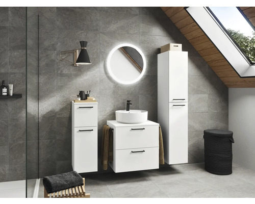Badezimmer mit Waschbecken, Spiegel, Waschtischunterschrank und Hochschrank in Weiß