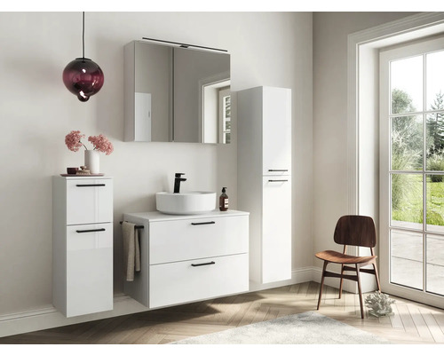 Salle de bains avec lavabo, armoire de toilette, armoire haute, lampe et chaise