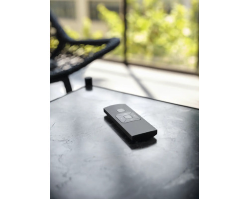 Télécommande sur une table