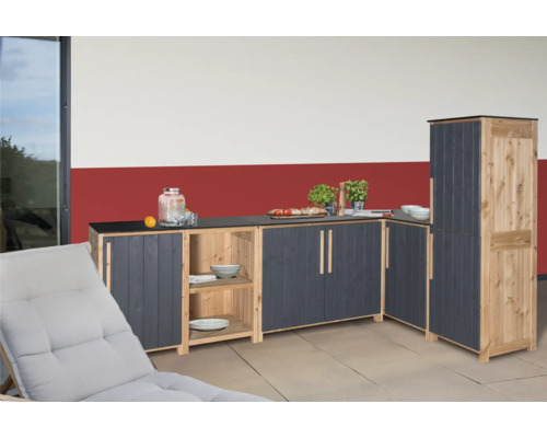 Aussenküche aus Holz mit Stauraum und Arbeitsfläche im Garten