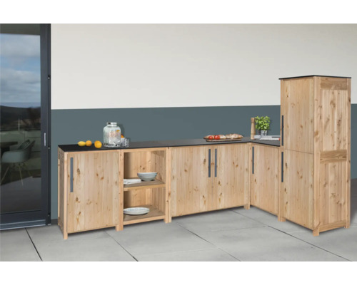 Aussenküche aus Holz mit schwarzer Arbeitsplatte und Stauraum