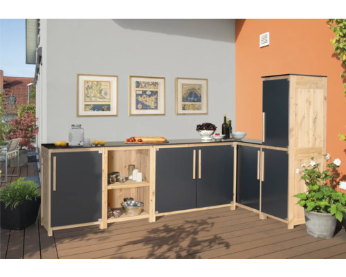 Aussenküche aus Holz mit Arbeitsplatte und Stauraum auf einer Terrasse.